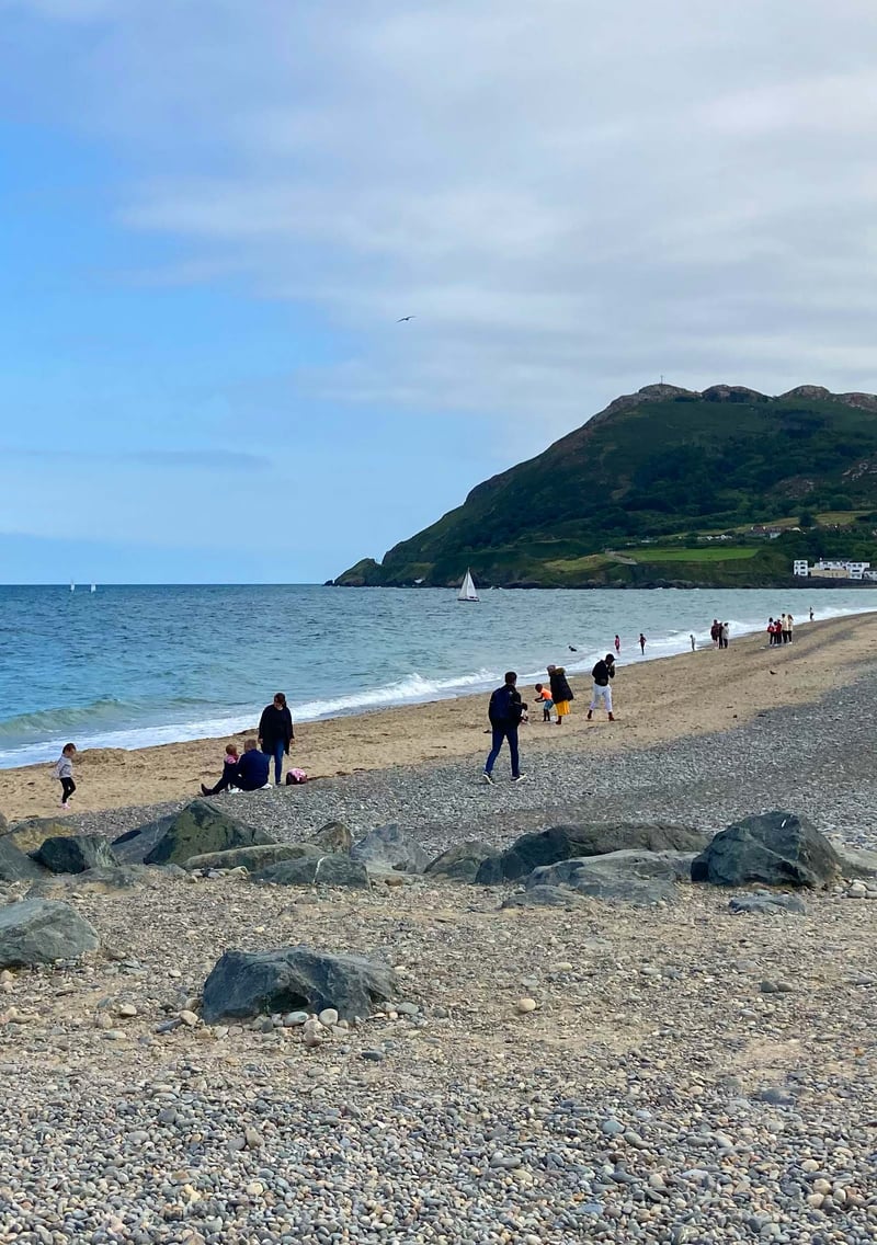Ein sonniger Steinstrand in Irland
