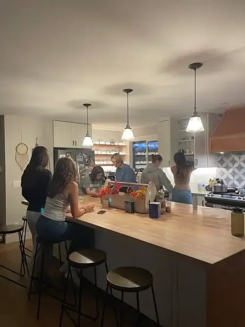 Gruppe von Schülerinnen beim Frühstück