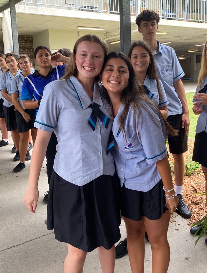 Uniform_an_und_ab_zur_Schule